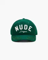 Gorra verde botella de estilo varsity, estructurada, con la inscripción frontal "NUDE Project" bordada en blanco. Presenta detalles de hojas bordadas en tono sobre tono sobre la visera.