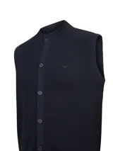 Chaleco azul marino de tejido de punto con cuello mao y cierre frontal de botones.