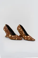 Zapatos de tacón tipo cuña marca Mari, color negro con estampado de lunares blancos, diseño de punta fina y taco corrido escultural.