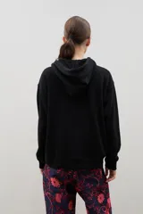 Campera tipo hoodie con cierre frontal, capucha con cordones ajustables y logo bordado en el pecho. Presenta puños y ruedo acanalados.