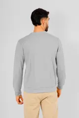 Buzo de manga larga color gris claro, con cuello redondo y detalle de costura en forma de V en la parte delantera del cuello. Presenta textura tipo waffle o panal de abeja.