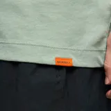 Remera de manga corta color verde menta, con cuello redondo y bolsillo aplicado en el pecho.