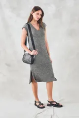 Vestido midi tejido con lurex, color gris oscuro, con escote en V y mangas cortas.