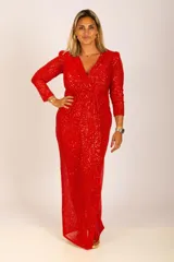 Vestido largo de fiesta color rojo con lentejuelas, escote en V, mangas largas con hombreras y tajo lateral.