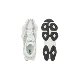 Championes New Balance modelo 9060, de diseño chunky en colores blanco, plateado y verde claro, con capellada de malla y revestimientos sintéticos, y suela esculpida.