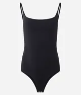 Body femenino de microfibra color negro, con escote en U, breteles finos y cierre en la entrepierna. Cuenta con forro interno y diseño ajustado al cuerpo.