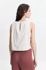 Musculosa color crudo estilo lino, con escote redondo.