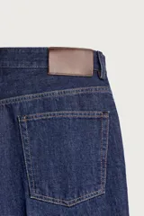 Jeans relaxed fit de tiro medio, confeccionados en denim de algodón con efecto ligeramente lavado. Presentan perneras rectas con raya de planchado, diseño de cinco bolsillos y cierre frontal con cremallera y botón.