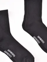 Pack de dos pares de medias de caña corta, un par color gris y otro par color blanco, con logo de la marca en el tobillo.