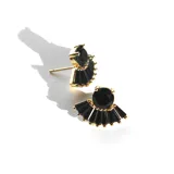 Par de aros dorados con pasante y fru fru, con cristales negros.