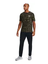 Remera de manga corta Under Armour con estampado de camuflaje digital en tonos verdes y negros. Presenta cuello redondo acanalado y el logo de la marca estampado en color blanco en el pecho.