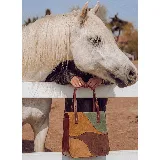 Cartera tipo tote de diseño patchwork, confeccionada en gamuza combinada en tonos tostado, marrón, bordó y verde. Cuenta con doble asa de hombro y detalles de cuero liso en los bordes.