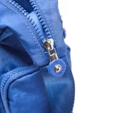 Cartera tipo bandolera de tela técnica color azul, con múltiples compartimentos con cierre, correa ajustable y logo circular grabado en el frente.