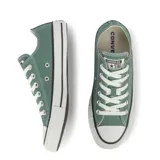 Championes Converse modelo Chuck Taylor All Star de corte bajo, confeccionados en lona color verde con puntera y suela de goma blanca con detalles en negro.