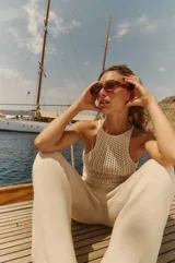 Top tejido calado color crema con escote halter.