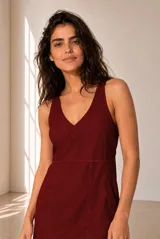 Vestido largo de lino azul marino, sin mangas, con escote en V y corte en la cintura. Presenta costuras pespunteadas a la vista y falda amplia con vuelo.