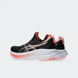 Championes de running Asics modelo Gel Nimbus 28, color negro con detalles en naranja neón y suela blanca. Presentan tecnología PureGEL en el talón y entresuela FF BLAST PLUS para mayor amortiguación, con capellada de tejido técnico.