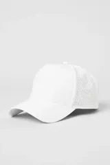 Gorra tipo trucker blanca con corona estructurada y paneles traseros perforados para mayor ventilación. Presenta el logo de la marca bordado en relieve al tono en el frente y cierre ajustable con velcro.