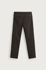 Pantalón chino skinny fit color gris oscuro, confeccionado en mezcla de algodón con elasticidad. Cuenta con bolsillos frontales, bolsillos traseros de vivo y cierre frontal con cremallera y botón.