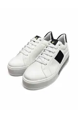 Championes deportivos blancos con detalles en negro en la lengüeta, el talón y los laterales, con suela plataforma y cordones blancos.