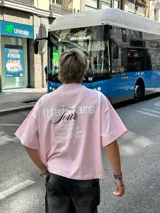 Remera celeste de corte recto con estampado en la espalda que incluye el texto "Itta Stars Tour" y una lista de ciudades: Ibiza, Madrid, Andorra, Barcelona y Formentera.