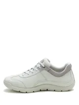 Championes de mujer Caterpillar modelo Versy Lo, color gris claro con detalles en gamuza más oscura en el talón y ojetes. Capellada de cuero nobuck y gamuza, con suela de goma y cordones.