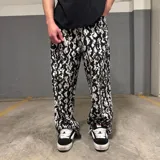 Pantalón de gabardina corte super baggy con estampado abstracto en blanco y negro.