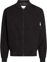 Campera bomber Calvin Klein negra, de corte regular, con cuello, puños y bajo de punto de canalé. Cierre frontal con cremallera, bolsillo con cremallera en la manga izquierda y bolsillos de hendidura en la cintura. Forro de malla e insignia con el logo de goma de Calvin Klein en la manga.
