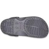 Zuecos Crocs modelo Classic Crafted, de color beige, con parte superior de lona textil lavada, suela Croslite y correa de talón pivotante.