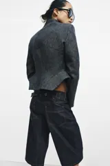 Bermuda de tiro medio confeccionada en denim de algodón, con diseño de cinco bolsillos, trabillas en la cintura y costuras a contraste.