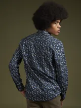 Camisa de hombre azul marino con estampado floral en tonos celeste y amarillo, de manga larga y corte clásico.