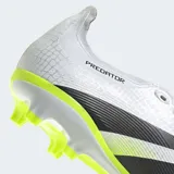 Championes de fútbol Adidas Predator League, color blanco con tres franjas negras y detalles en amarillo neón. Presentan una textura de piel de serpiente en la parte superior y una lengüeta plegable negra.