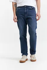 Pantalón jean de corte recto y tiro medio color negro con efecto lavado.
