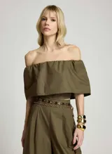Blusa verde militar de hombros caídos con diseño de volados y corte corto.