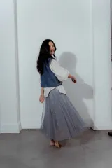 Pollera midi de tul color gris con brillos y lentejuelas, forrada y con cintura elástica.