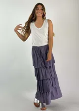 Falda larga de algodón color beige con cintura elastizada y volados escalonados.