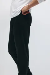 Pantalón deportivo de fútbol en color negro con tecnología DryMove, de corte ajustado, con cintura elástica con cordón ajustable, bolsillos laterales con cierre y cierres en los tobillos.