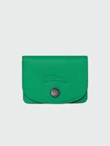 Tarjetero Longchamp de cuero color verde esmeralda, con cierre de broche a presión y logo de la marca en relieve.