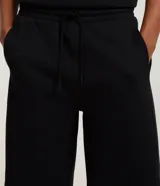 Bermuda masculina básica de algodón, con cintura elástica, cordón ajustable y bolsillos funcionales.