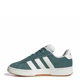 Championes urbanos Adidas Grand Court Alpha, color verde azulado con las icónicas tres rayas laterales en blanco. Presentan una silueta clásica con capellada de material sintético, lengüeta acolchada y suela de goma en tono crema con base color caramelo.