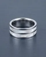 Anillo de acero quirúrgico con incrustaciones de nácar blanco, de diseño ancho y líneas intercaladas.