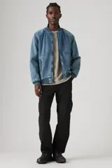 Pantalón cargo negro de corte recto con bolsillos laterales con fuelle y solapa con botón a presión. Tiene bolsillos delanteros y traseros.