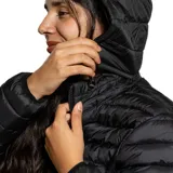 Campera puffer Diadora de color negro, con diseño acolchado, cierre frontal completo, capucha integrada y bolsillos laterales. Presenta el logo de la marca bordado en el pecho.