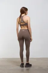 Calza deportiva larga de tiro alto, con bolsillos laterales integrados. Confeccionada en tejido elastizado de compresión media, con diseño liso y corte al tobillo.