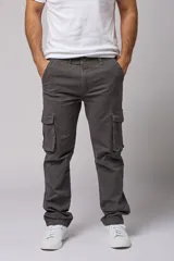 Pantalón cargo gris de gabardina con bolsillos laterales con fuelle y solapa, corte recto y tiro medio.