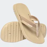 Ojotas Havaianas Track Plus color beige con tiras anchas en tonos beige y blanco.