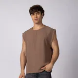Musculosa oversize de lino color marrón, con diseño sin mangas, textura marcada y terminaciones deshilachadas en las sisas.