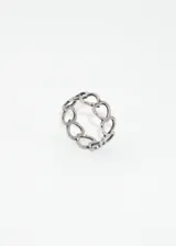 Anillo plateado de acero quirúrgico con diseño de corazones calados unidos entre sí.