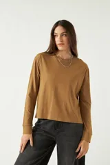 Remera color caramelo de manga larga con cuello bote.