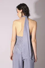 Blusa sin mangas color gris azulado, con cuello alto y escote halter.